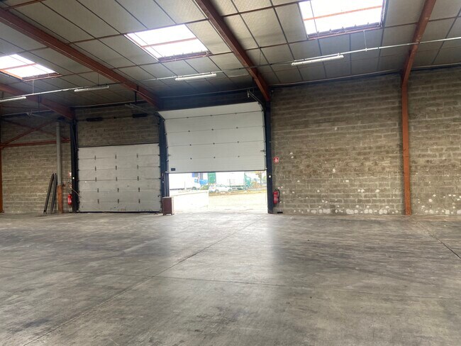 Plus de détails pour 34 Rue André Sentuc, Vénissieux - Industriel/Logistique à louer