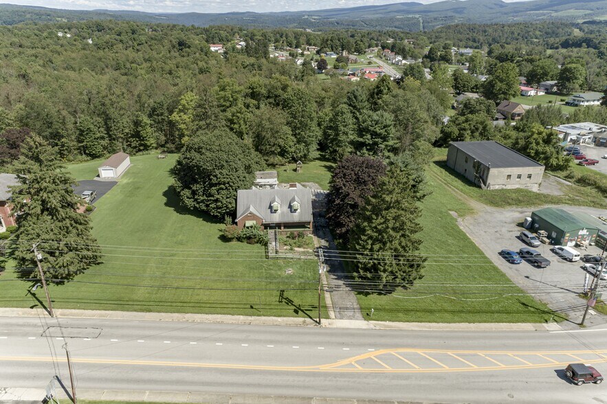 329 E Main St, Kingwood, WV à louer - Photo de l’immeuble – Image 2 sur 5