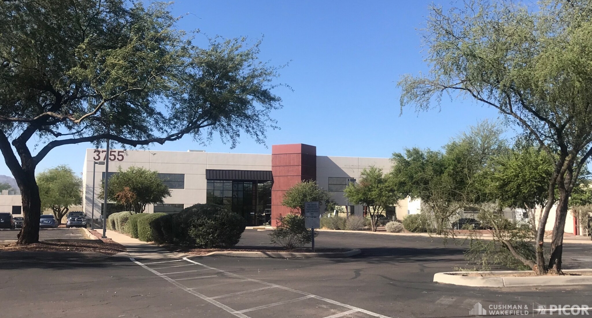 3755 N Business Center Dr, Tucson, AZ à louer Photo principale– Image 1 sur 9