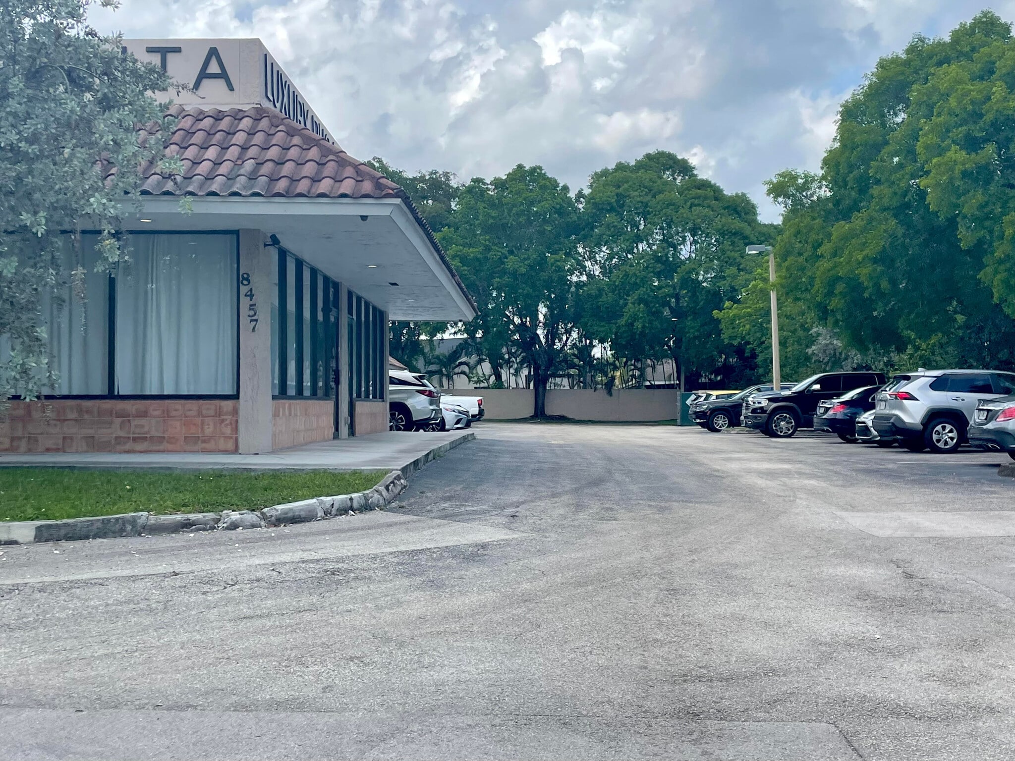 8455-8471 W Oakland Park Blvd, Sunrise, FL à louer Photo de l’immeuble– Image 1 sur 3