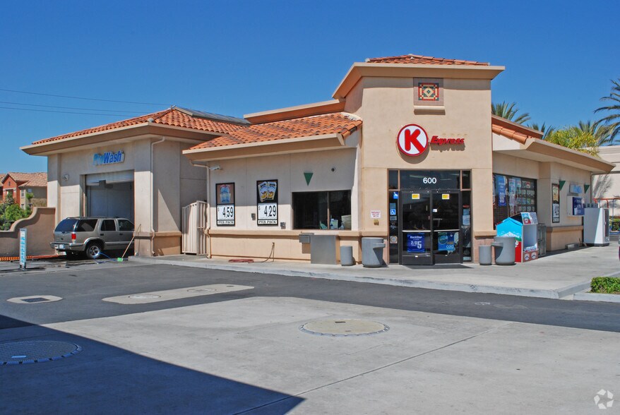 600 N Rose Dr, Placentia, CA à vendre - Photo de l’immeuble – Image 3 sur 5