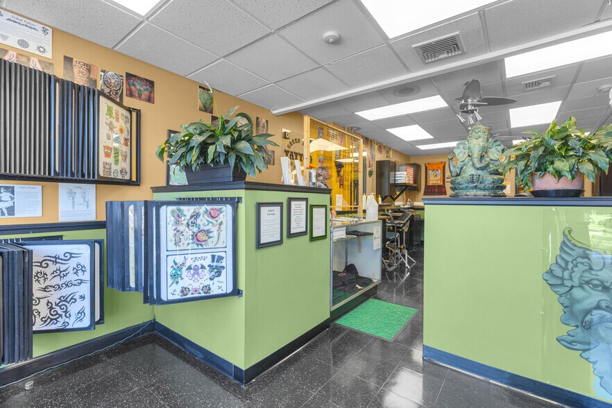 1145-1147 New Britain Ave, West Hartford, CT à vendre - Photo de l’immeuble – Image 3 sur 10