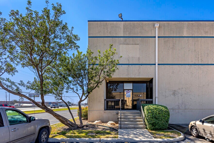 3331-3347 N Panam Expy, San Antonio, TX à louer - Photo de l’immeuble – Image 3 sur 4