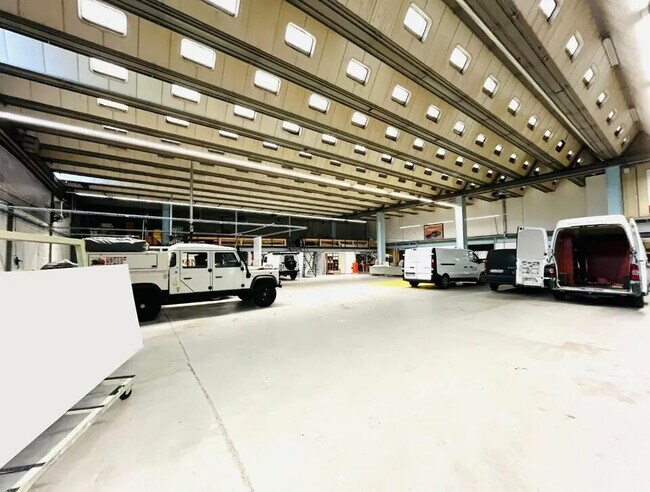 Plus de détails pour Local d’activités à vendre