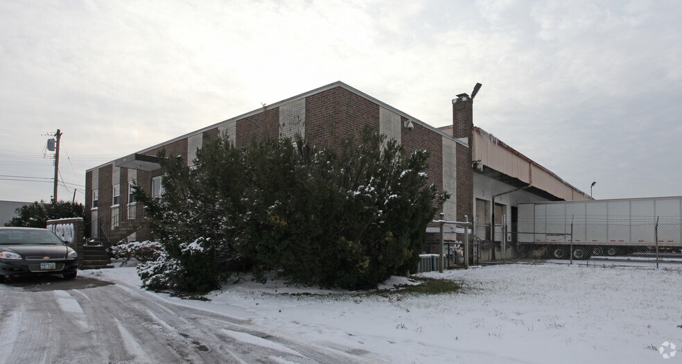 2889 E Crescentville Rd, West Chester, OH à louer - Photo de l’immeuble – Image 2 sur 2