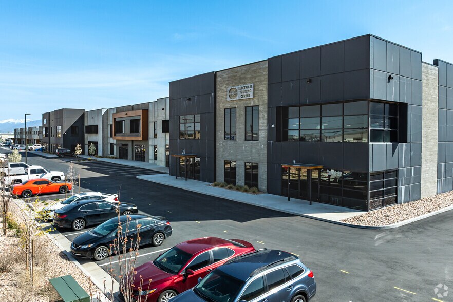 2511 S Redwood Rd W, Woods Cross, UT à louer - Photo principale – Image 1 sur 45