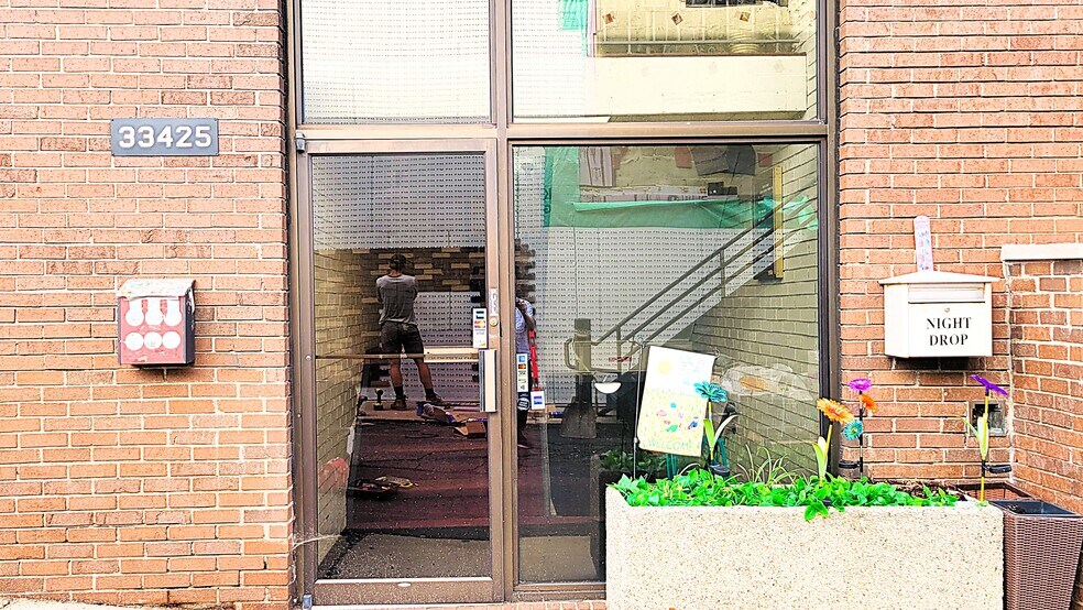 33409-33425 Grand River Ave, Farmington, MI à vendre - Photo de l’immeuble – Image 3 sur 7