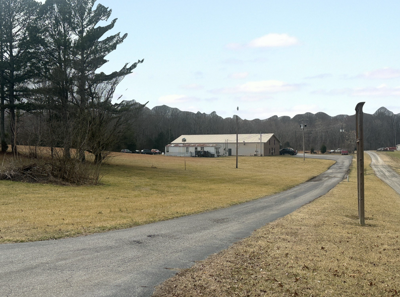 430 Carthage Rd, Red Boiling Springs, TN à vendre - Photo de l’immeuble – Image 2 sur 20
