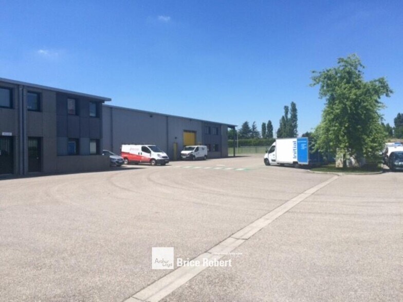 Local d’activités dans Vaulx En Velin à louer - Photo de l’immeuble – Image 3 sur 4