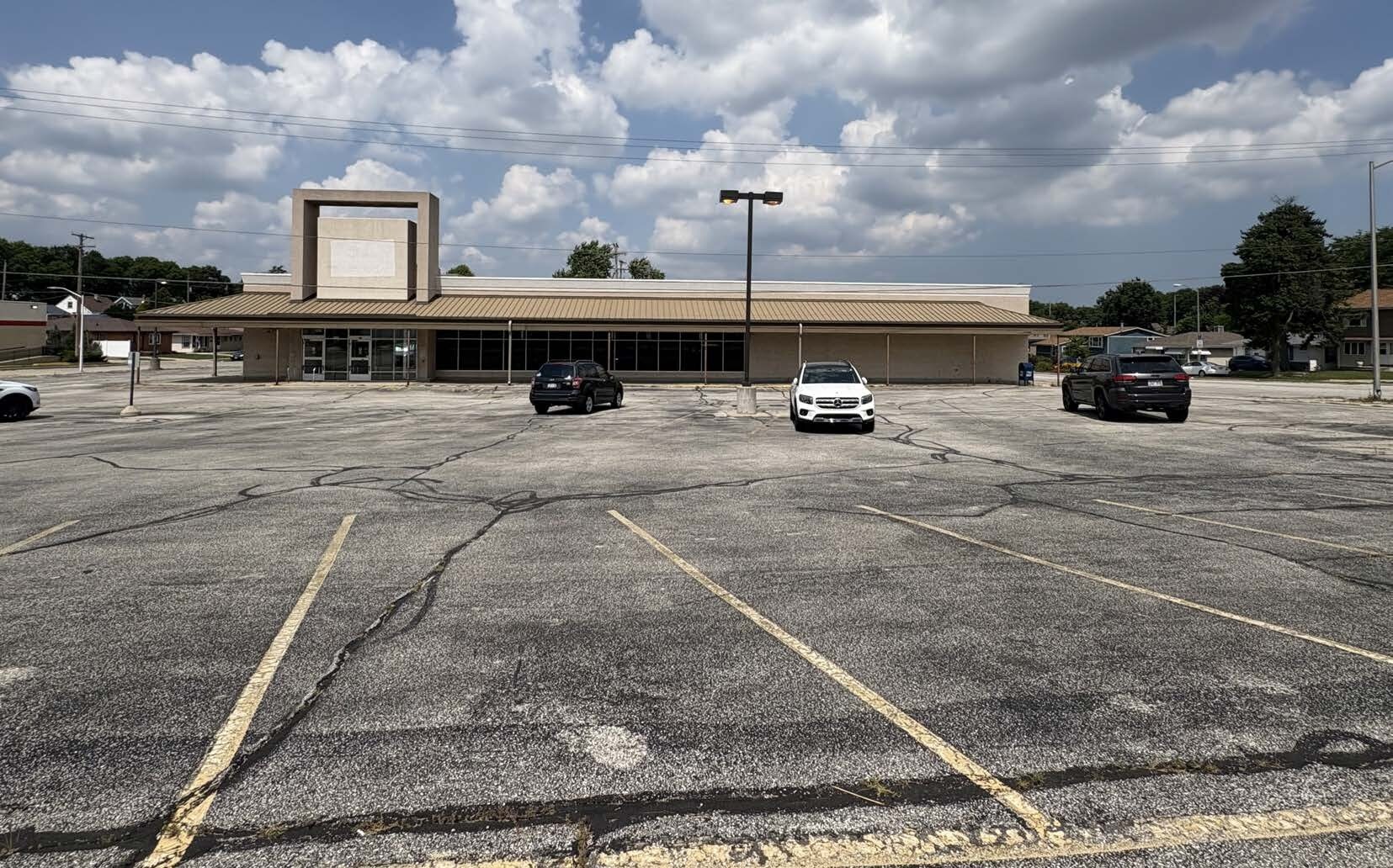 9220 W Greenfield Ave, Milwaukee, WI à louer Photo de l’immeuble– Image 1 sur 6