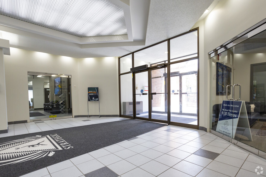 1121 Centre St NW, Calgary, AB à louer - Hall d’entrée – Image 3 sur 6