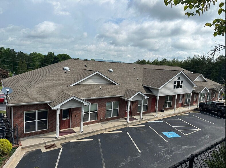 24 Alicia Ln, Dahlonega, GA à louer - Photo de l’immeuble – Image 2 sur 12