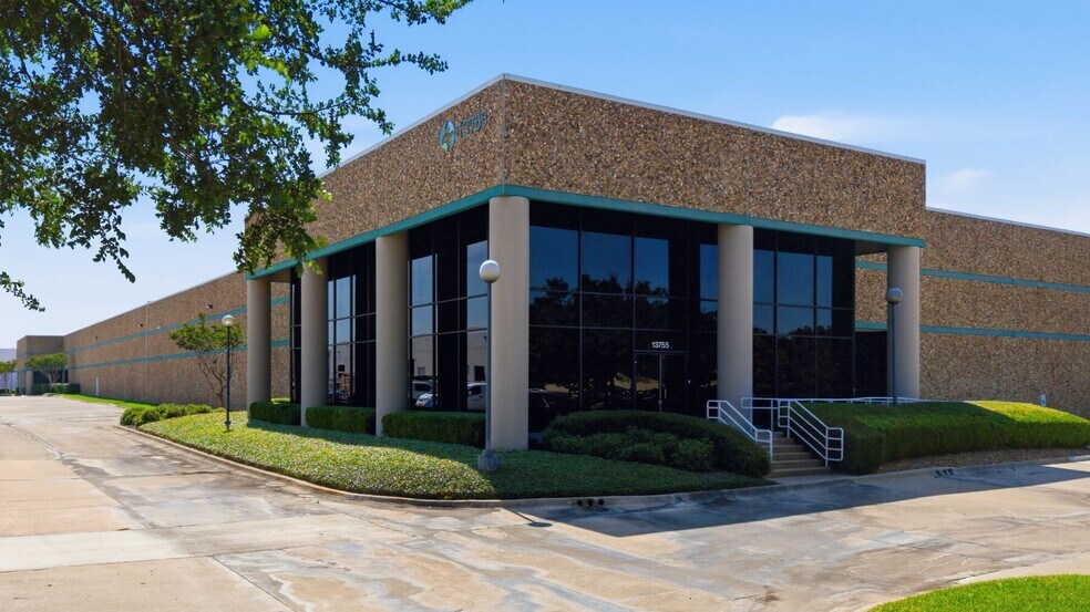 13755-13775 Benchmark Dr, Farmers Branch, TX à louer - Photo de l’immeuble – Image 2 sur 6