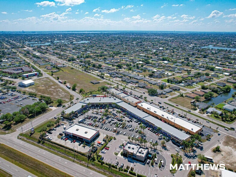 110 NE 2nd Pl, Cape Coral, FL à vendre - Photo de l’immeuble – Image 2 sur 4