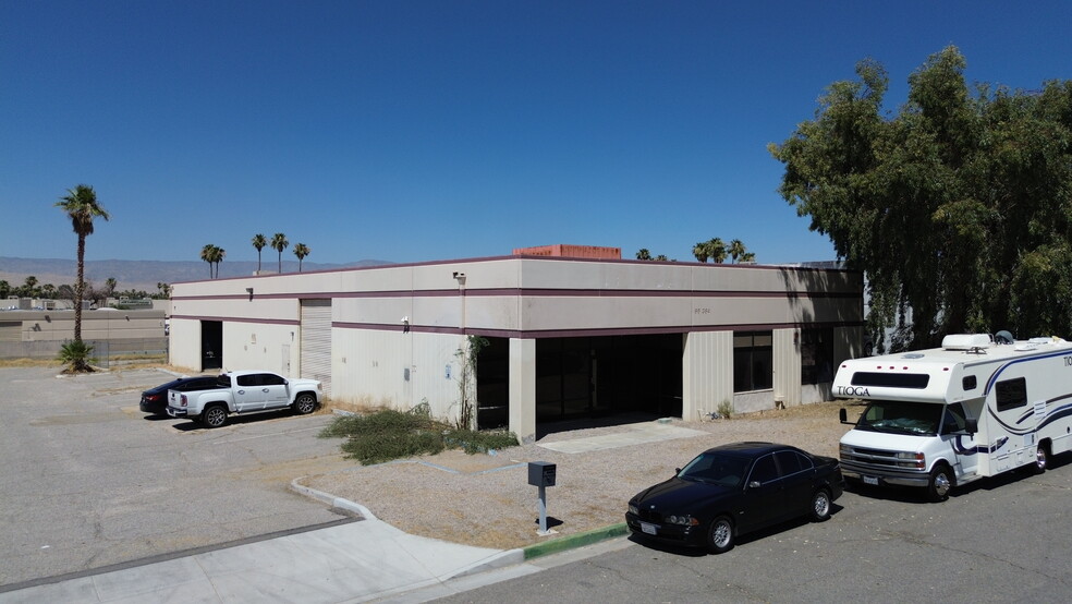 68364 Commercial Rd, Cathedral City, CA à vendre - Photo de l’immeuble – Image 1 sur 13