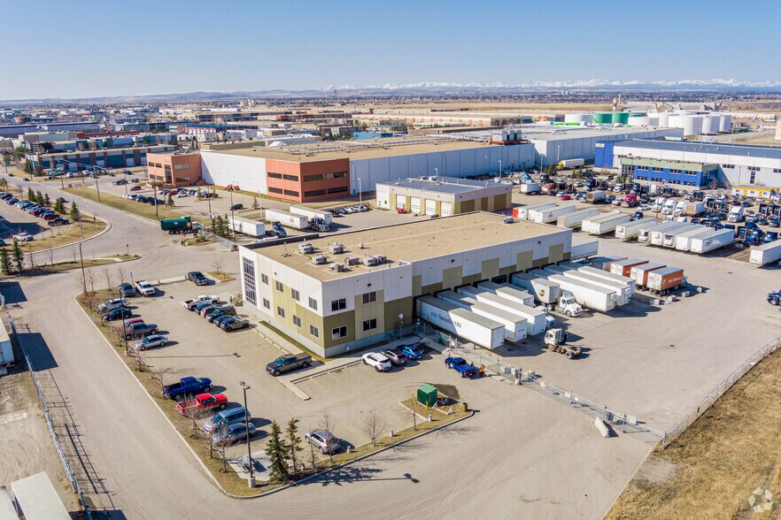 4700 & 4702 102 Av SE, Calgary, AB à louer - Aérien – Image 3 sur 7