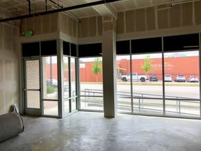 2321 Troost Ave, Kansas City, MO à louer Photo de l’immeuble– Image 2 sur 2