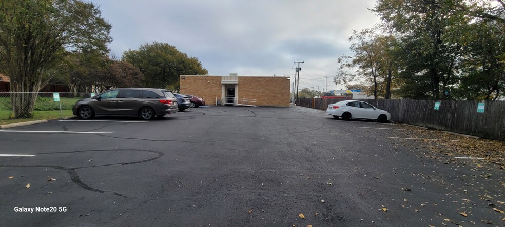 403-407 N Sylvania Ave, Fort Worth, TX à vendre - Photo de l’immeuble – Image 3 sur 4