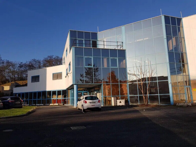 3 Rue Niels Bohr, Saint-Thibault-des-Vignes à louer - Photo de l’immeuble – Image 2 sur 12