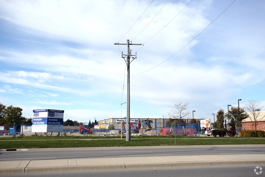 1960 Hyde Park Rd, London, ON à louer - Photo principale – Image 2 sur 6