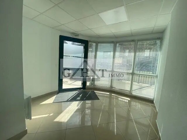 Local commercial dans Alfortville à louer - Photo de l’immeuble – Image 1 sur 4