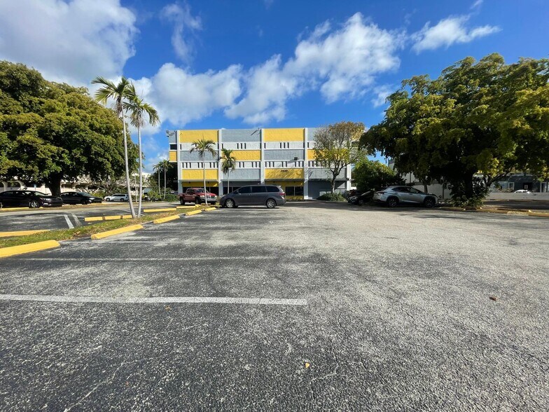 2020 NE 163rd St, North Miami Beach, FL à louer - Photo de l’immeuble – Image 3 sur 8