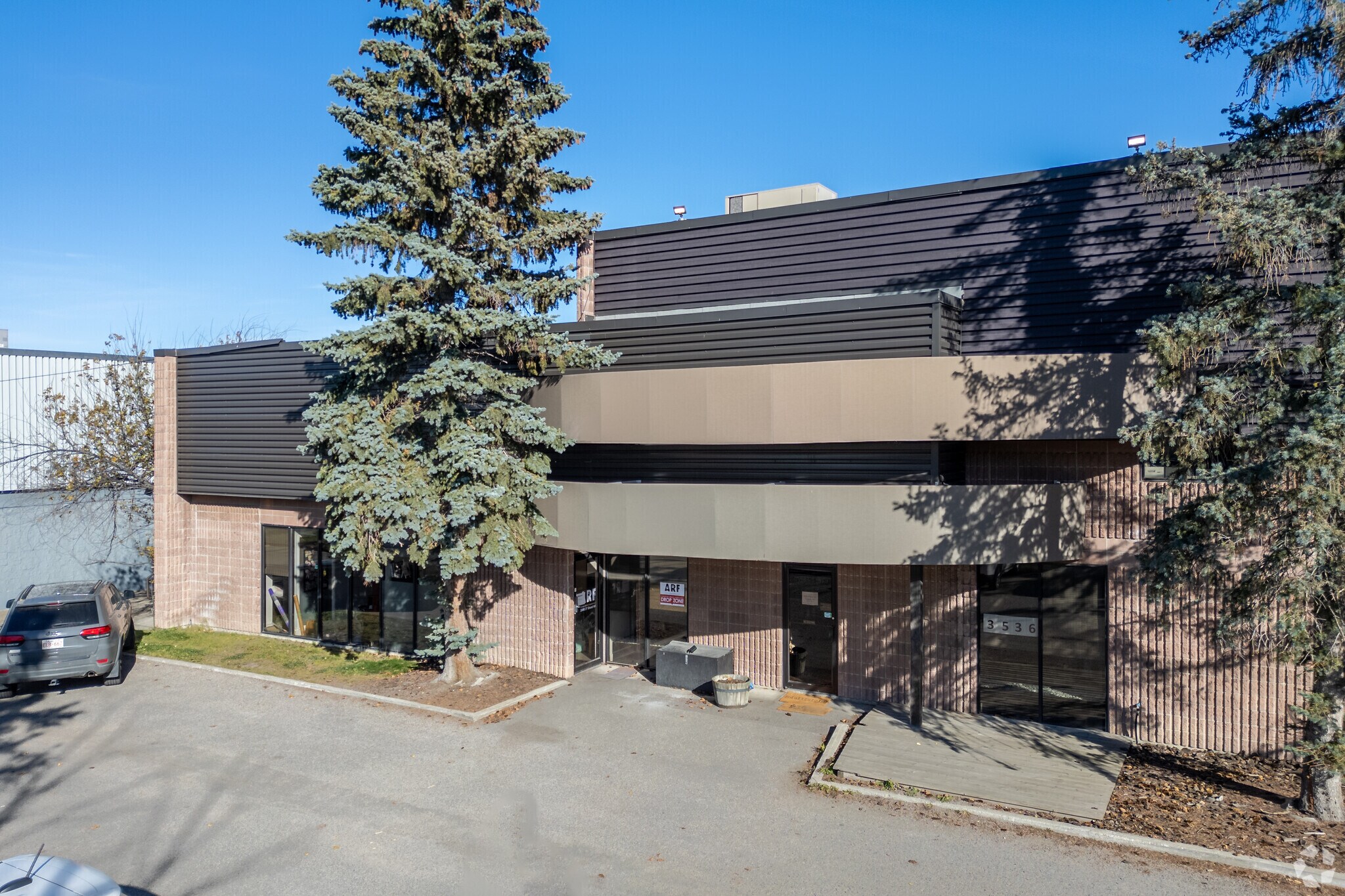 3536 27th St NE, Calgary, AB à louer Photo principale– Image 1 sur 9