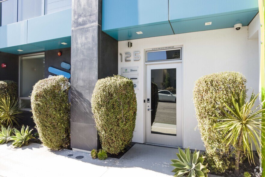 123-127 Lomita St, El Segundo, CA à louer - Photo de l’immeuble – Image 3 sur 5