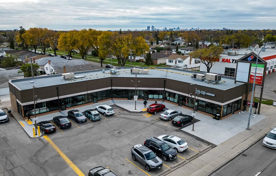 1353 Mcphillips St, Winnipeg, MB à louer - Photo de l’immeuble – Image 2 sur 3