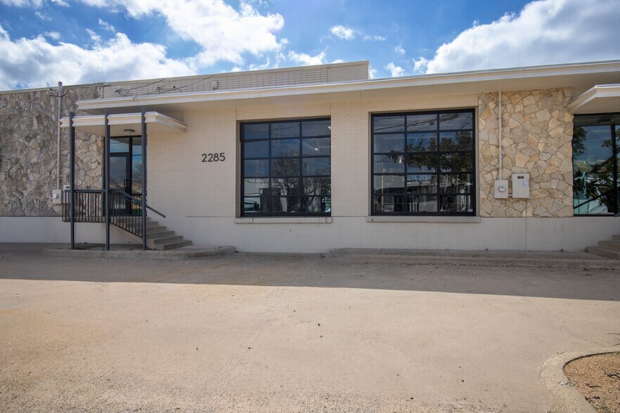 2285 & 2289 Vantage St, Dallas, TX à louer - Photo de l’immeuble – Image 2 sur 12