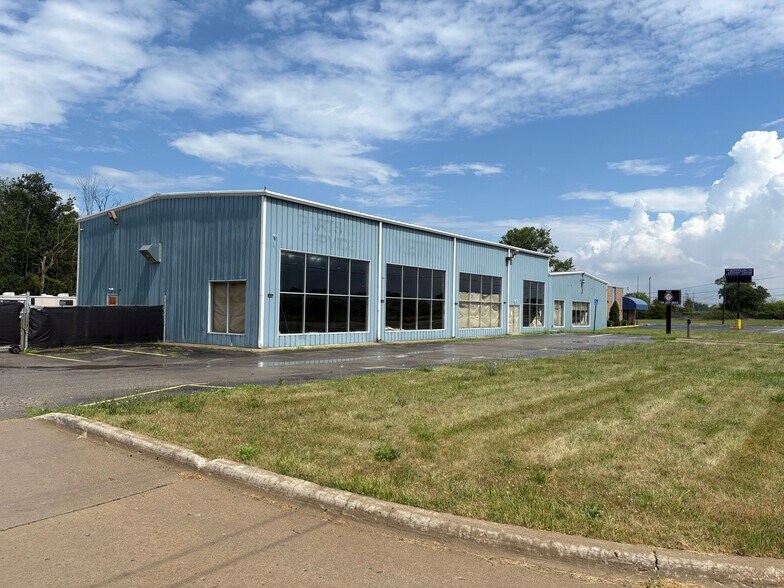 5522 W Jefferson Ave, Trenton, MI à louer - Photo de l’immeuble – Image 3 sur 7