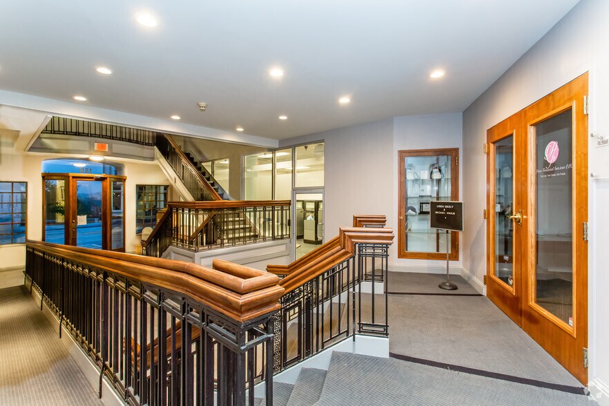 159 Perry Hwy, Pittsburgh, PA à louer - Hall d’entrée – Image 3 sur 7