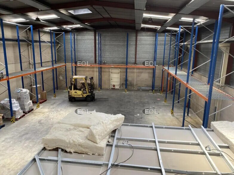 Local d’activités dans Genas à louer - Photo de l’immeuble – Image 2 sur 10