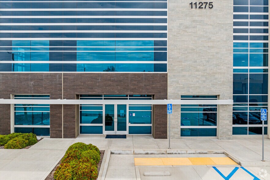 11275 Banana Ave, Fontana, CA à louer - Photo de l’immeuble – Image 1 sur 7
