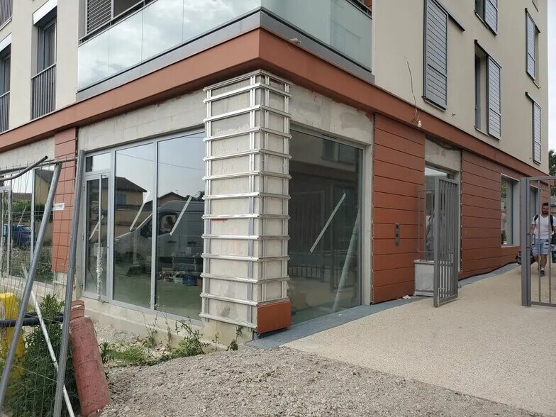 Local commercial dans Genas à louer - Photo de l’immeuble – Image 2 sur 5