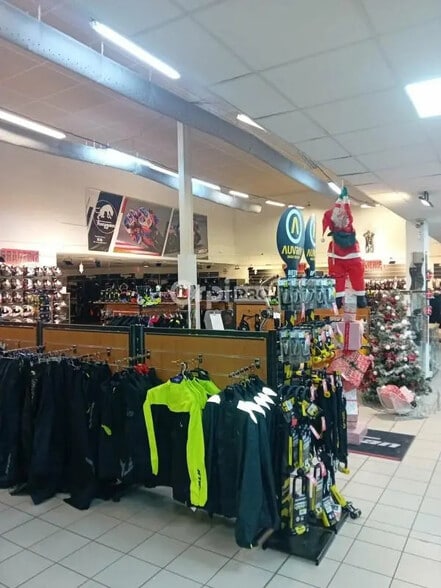 Local commercial dans Fontaine à vendre - Photo de l’immeuble – Image 2 sur 2