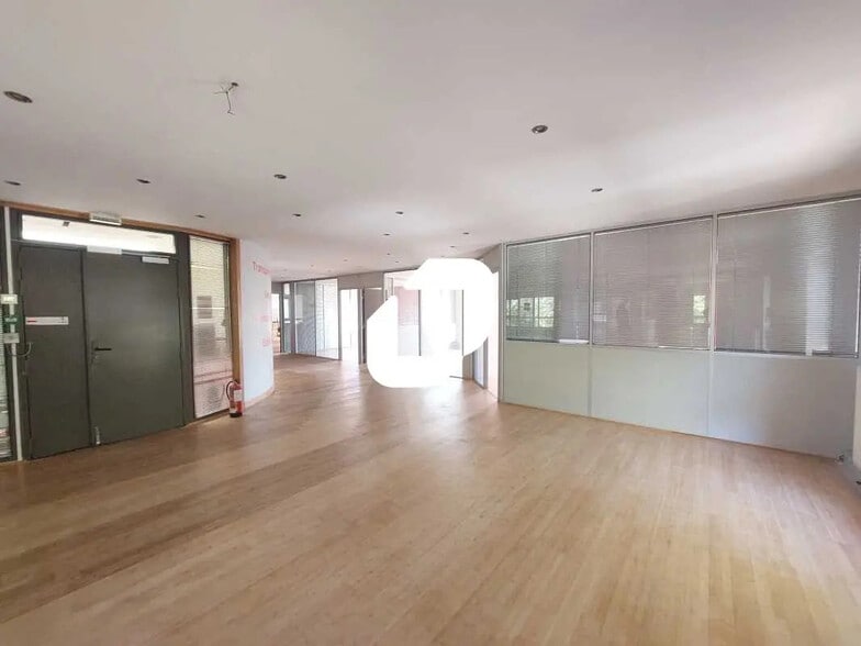 Bureau dans Voisins-le-Bretonneux à louer - Photo de l’immeuble – Image 3 sur 8