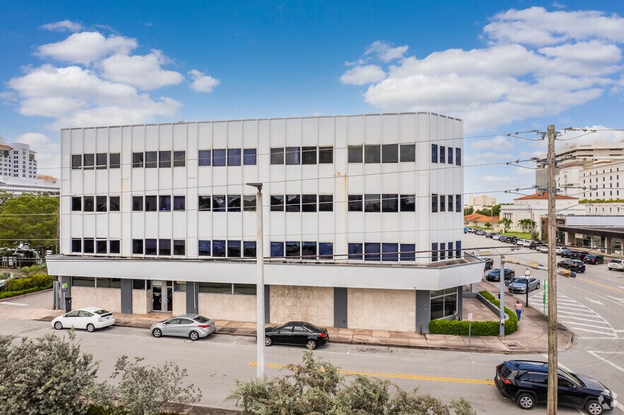 475 Biltmore Way, Coral Gables, FL à louer - Photo de l’immeuble – Image 2 sur 7