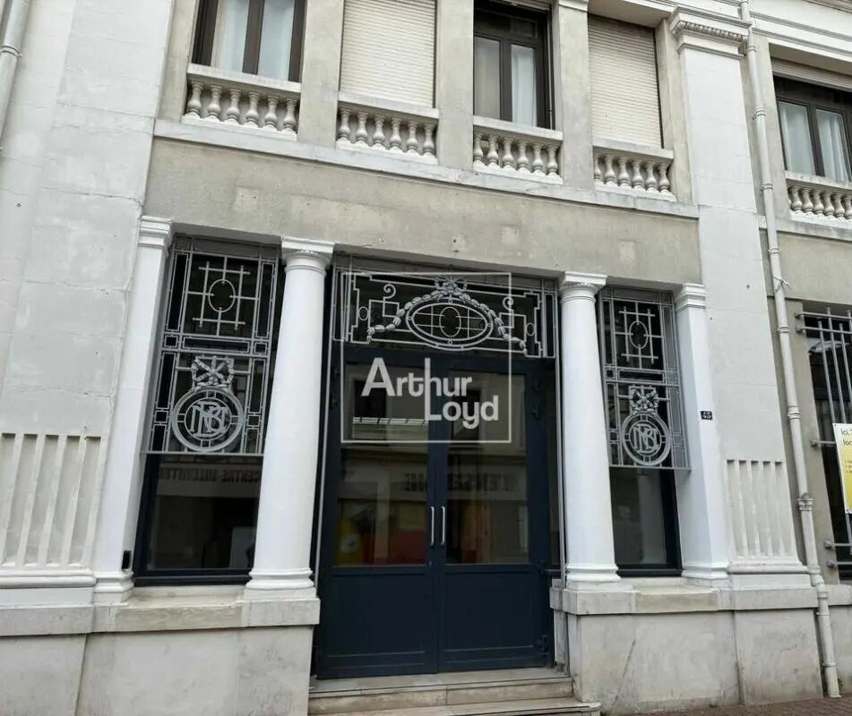 Local commercial dans Montereau-Fault-Yonne à louer Photo de l’immeuble– Image 1 sur 5