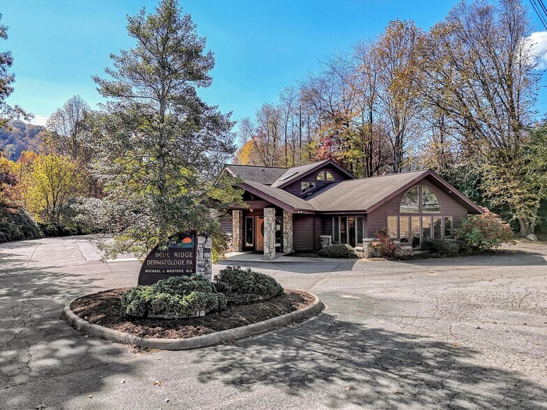 540 Hospital Dr, Clyde, NC à vendre - Photo de l’immeuble – Image 3 sur 41