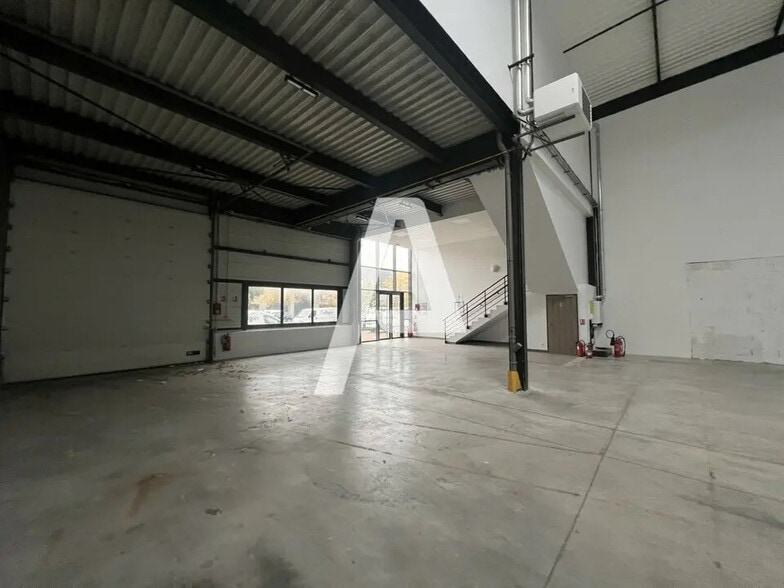 Local d’activités dans Lieusaint à louer - Photo de l’immeuble – Image 2 sur 5