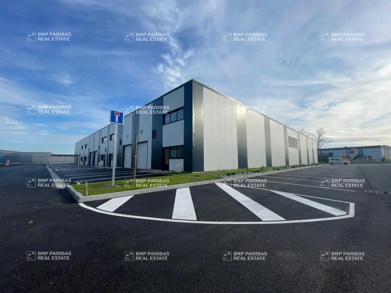 Local d'activités dans Blanquefort à vendre Photo de l’immeuble– Image 1 sur 9