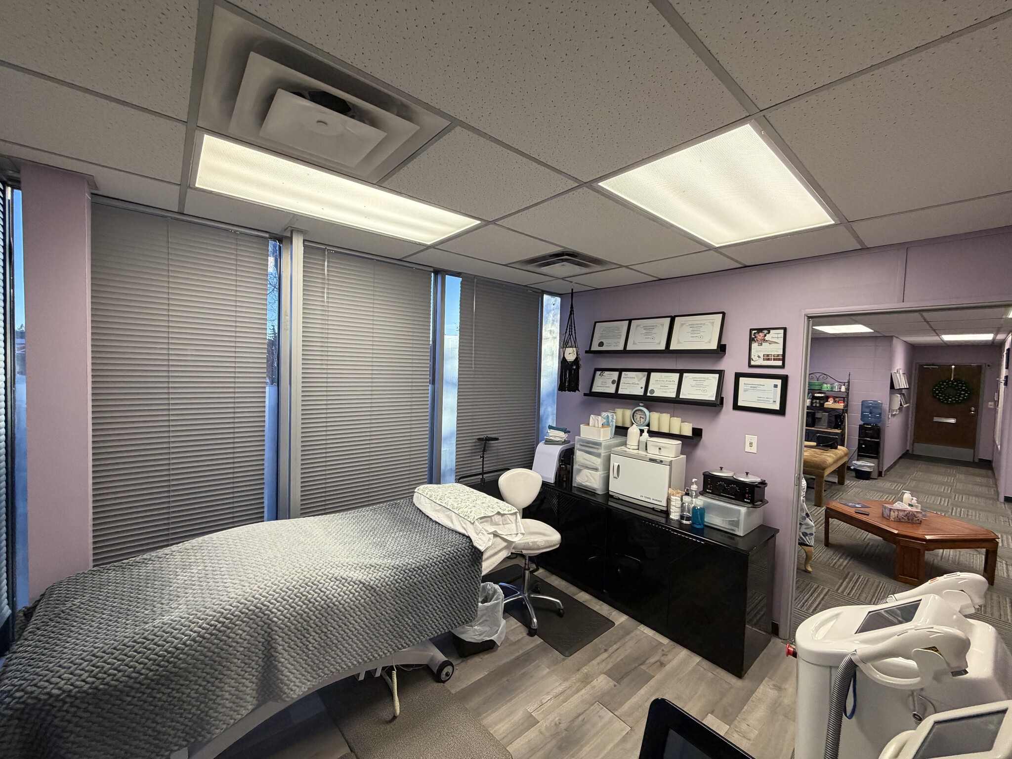 7106-7108 109 St NW, Edmonton, AB à louer Photo intérieure– Image 1 sur 2