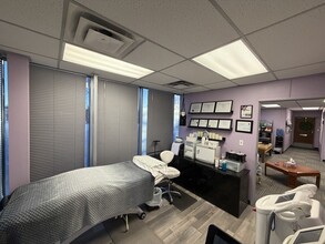 7106-7108 109 St NW, Edmonton, AB à louer Photo intérieure– Image 1 sur 2