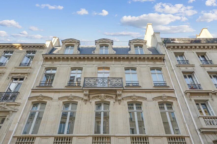 38 Rue La Bruyère, Paris à louer - Photo de l’immeuble – Image 2 sur 19