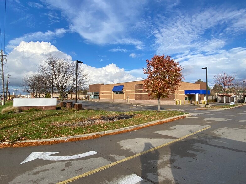 14701 Pearl Rd, Strongsville, OH à vendre - Photo de l’immeuble – Image 2 sur 15