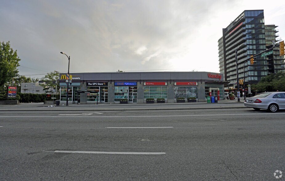 8615-8631 Granville St, Vancouver, BC à louer - Photo de l’immeuble – Image 3 sur 9