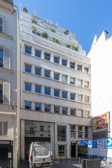 25 Rue De Ponthieu, Paris à louer - Photo de l’immeuble – Image 2 sur 3