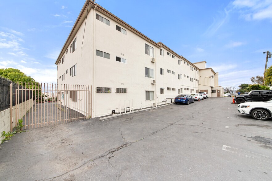 571 Fairview Ave, Los Angeles, CA à vendre - Photo de l’immeuble – Image 3 sur 25