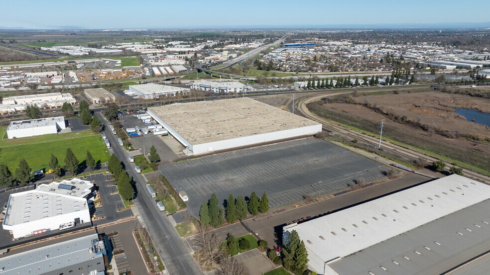 1401 Parkway Blvd, West Sacramento, CA à louer - Photo de l’immeuble – Image 3 sur 5
